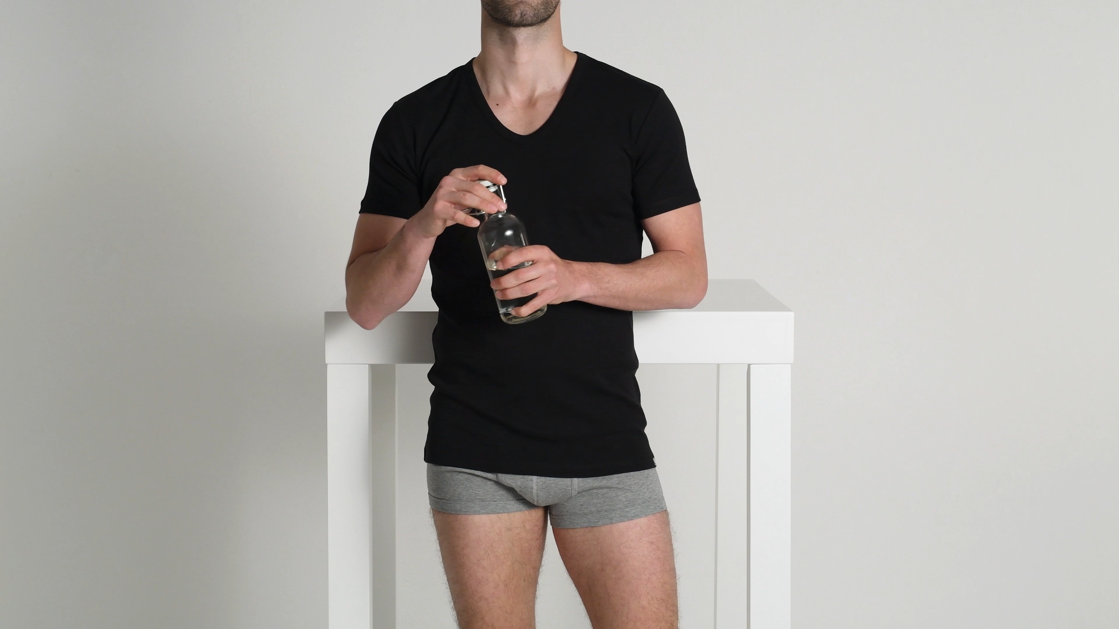 bShS_T-Shirt_Suzette_Schwarz_Mood1_3840x2160_65873a25-cf66-432a-8471-2b95292e914c.png
