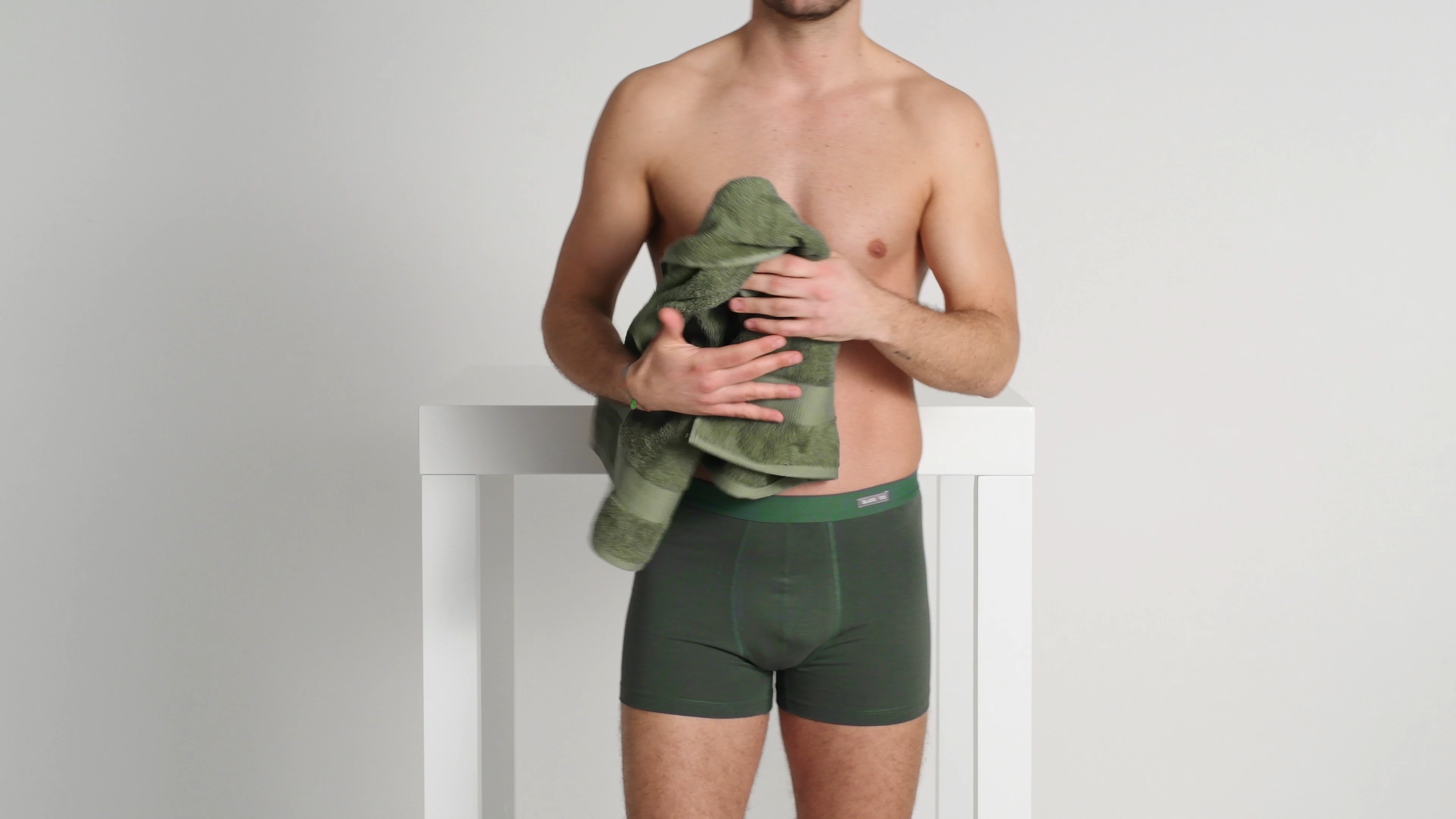 gBA_Boxer_Albertine_Gruen_Mood1_3840x2160_996317f2-565e-41c5-930a-cbcbd6f6255e.png