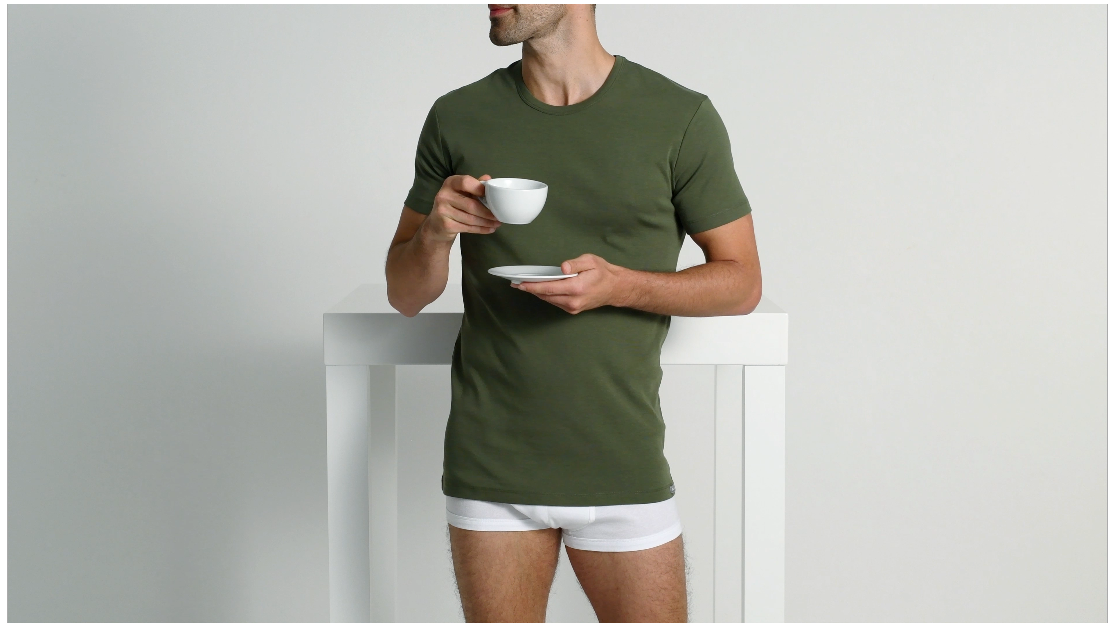 kShB_T-Shirt_Babette_Khaki_Mood1_3840x2160_a2406e83-e59e-489b-87ca-4e8514093ebd.png