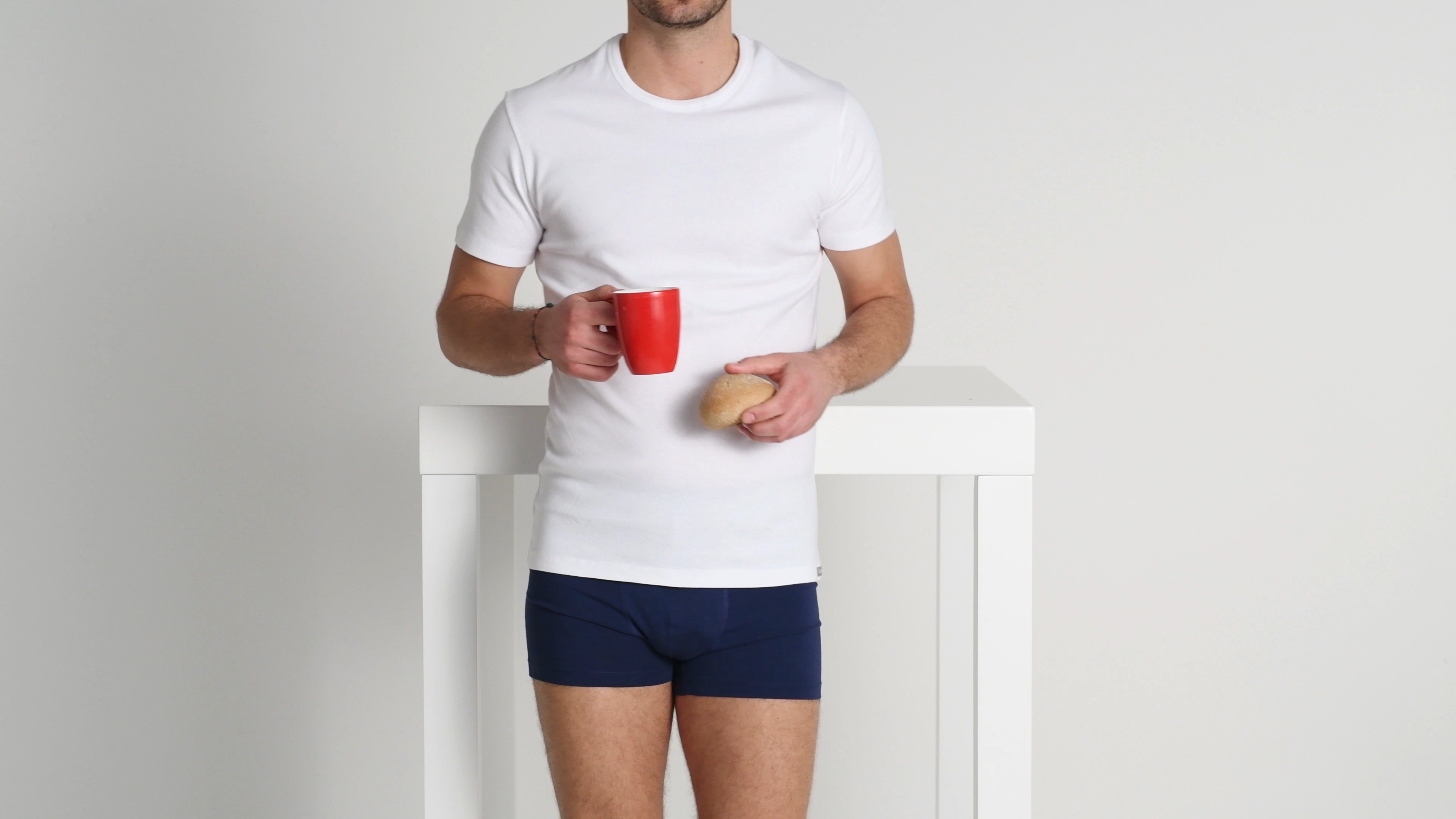wShB_T-Shirt_Babette_Weiss_Mood1_3840x2160_c1fe741a-724d-439d-9e14-8996a8059e5a.png